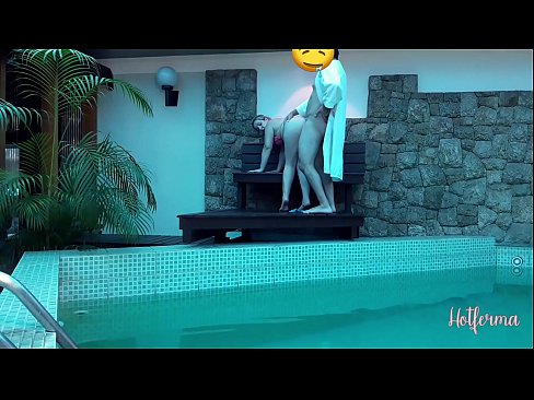 ❤️ Boss invita a cameriera à a piscina, ma ùn pudia resiste à un caldu ❤ Sluts à noi ❤