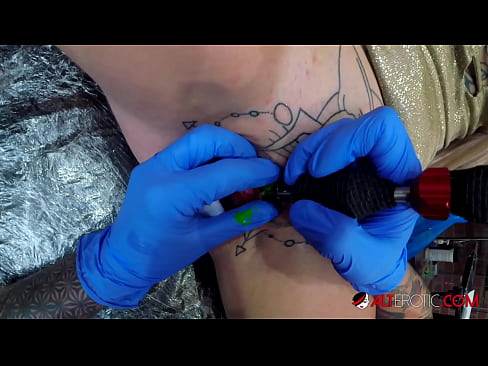 ❤️ Sully Savage, hottie estremamente tatuata, hà fattu un tatuatu nantu à u clitoris ❤ Sluts à noi ❤