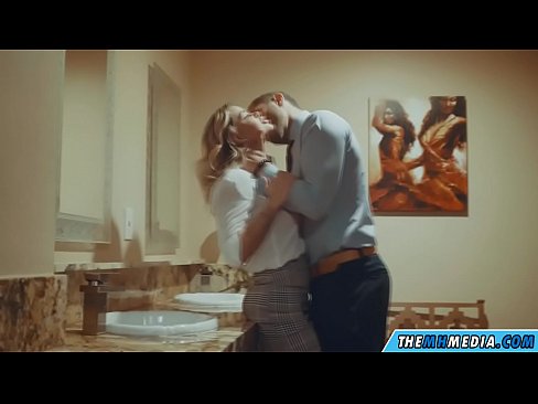❤️ Quandu una bionda tettona ti seduce in un bagnu publicu ❤ Sluts à noi ❤